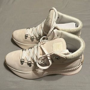 Sorel Out N About III Conquest WP.  Size 8.5. Color chalk, sea salt.